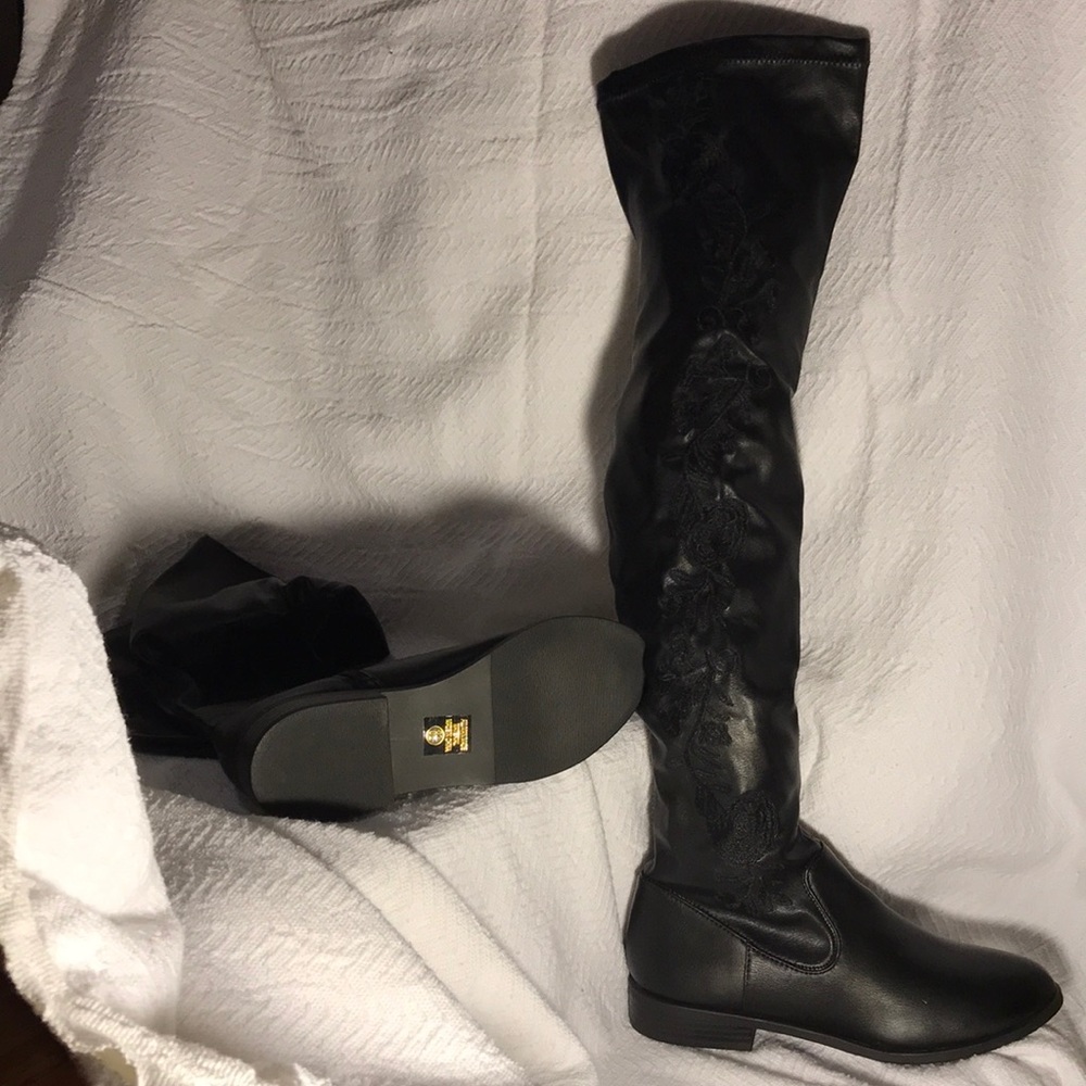 Over the knee black boots. Embroidered.